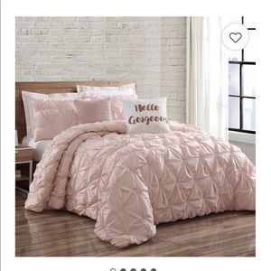 Comforter set in blush